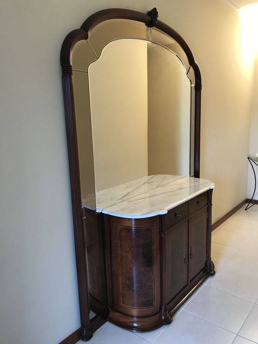 Aparador em madeira com espelho e tampo de marmore