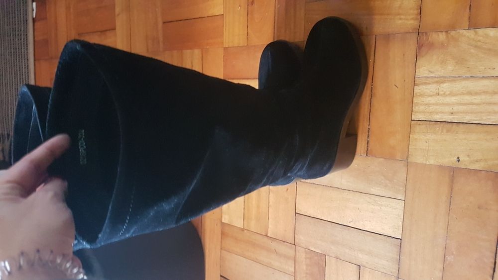 Botas pretas cano alto