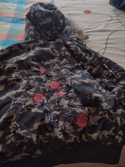 Blusão de capuz bordado.