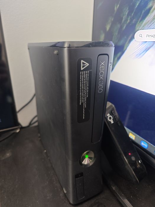 XBOX 360 slim desbloqueado com 50 jogos, de mudança pra vender rápido