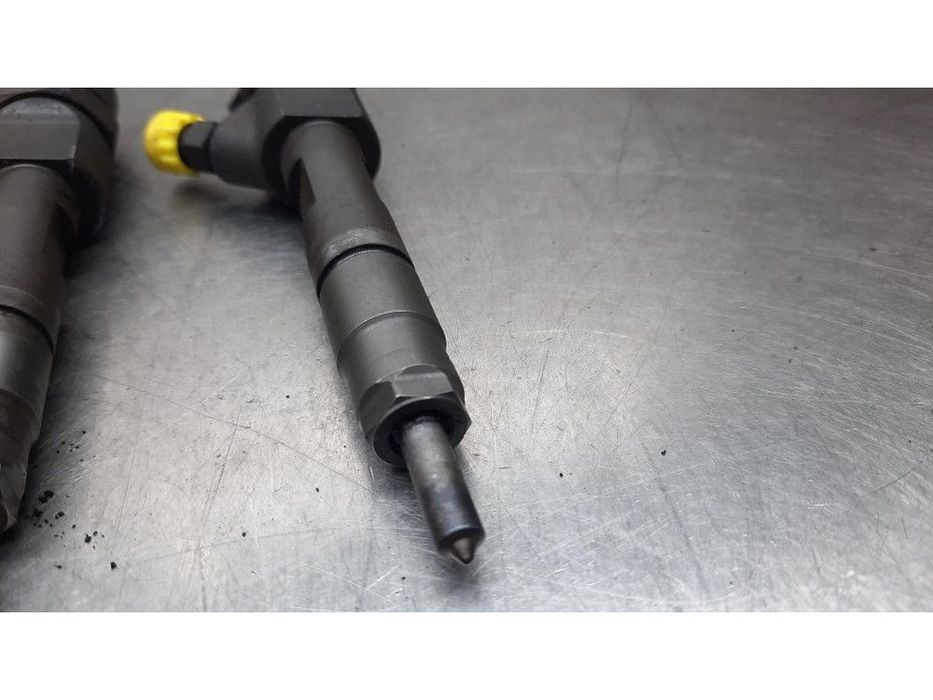 wtryskiwacze komplet 8200100272 renault volvo 1.9 dci