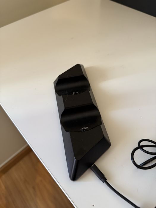 Playstation 4 com 408 GB, comando e carregador