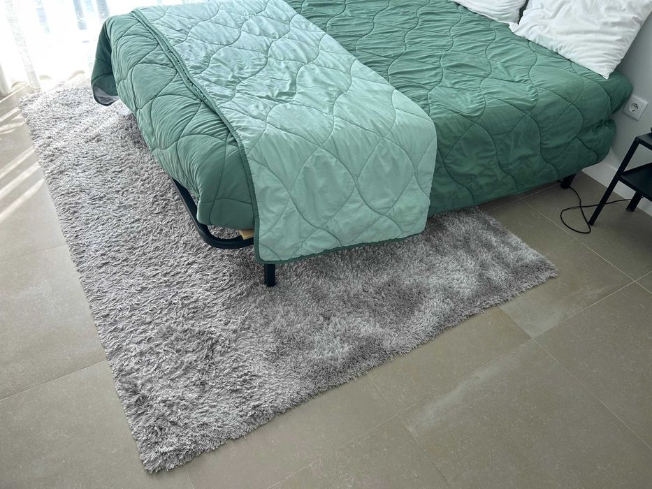 Cama casal 140x200 com colchão + cadeirão + Pequena cômoda.