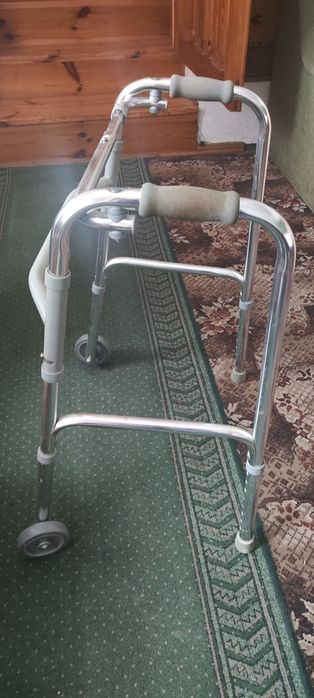 Chodzik dla starszej osoby