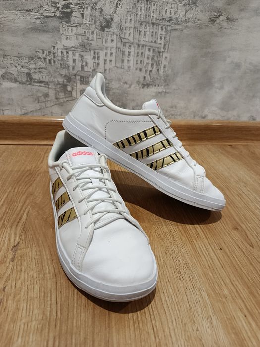Жіночі кросівки Adidas Courtpoint