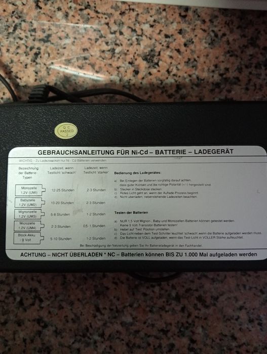 Carregador universal de pilhas