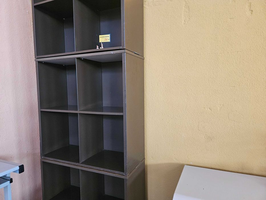 Estantes de quatro cubos - Em metal - Marcas de uso - Valor unitário