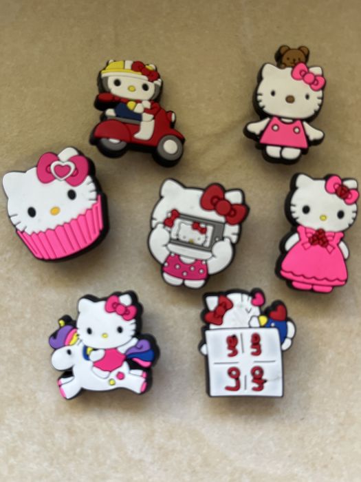 Przypinki hello kitty do butow typu crocs