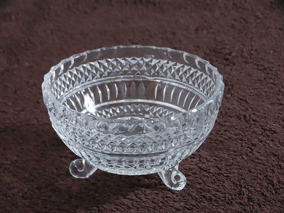 Elegancka Szklana Salaterka na Nóżkach – Vintage / PRL