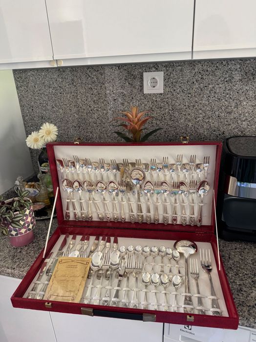 Conjunto de talheres posreados em estojo de viagem