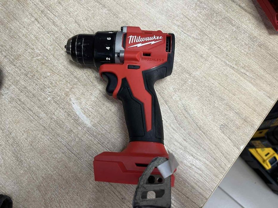 Milwaukee M18 BLDDRC / Компактний акумуляторний дриль-шуруповерт Мілвокі