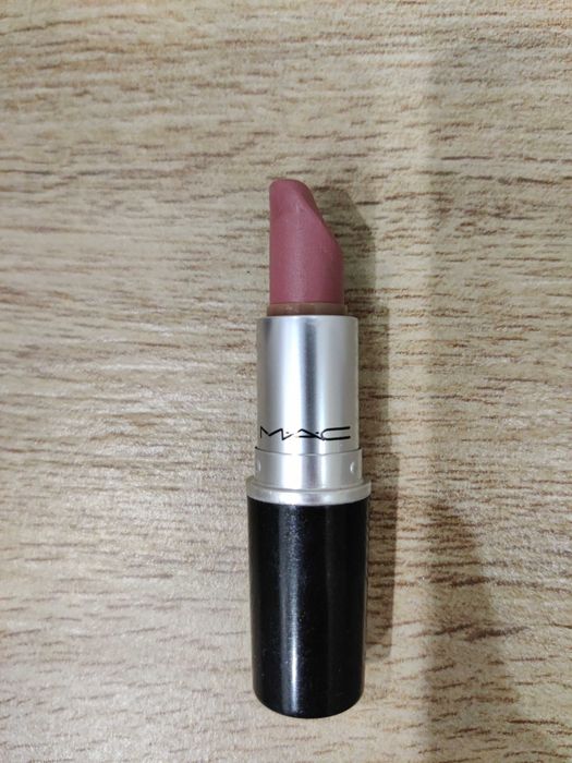 MAC Faux pomadka do ust satynowa