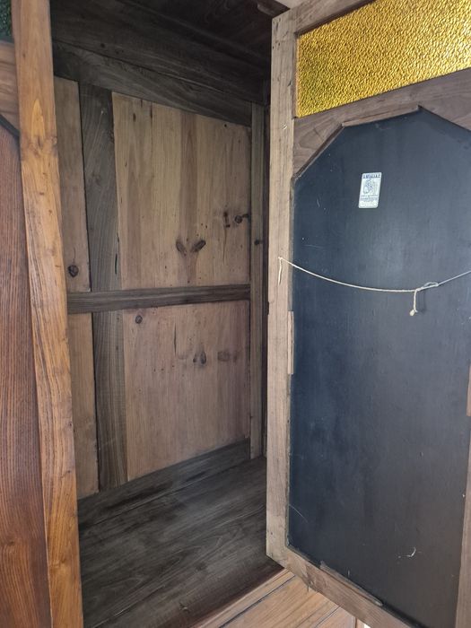 Guarda-roupa antigo em madeira maciça
