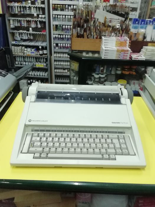 Máquina de escrever elétrica Triumph Adler, nova