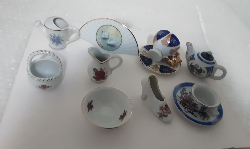 8 Lindas miniaturas em porcelana fina marca JSB.