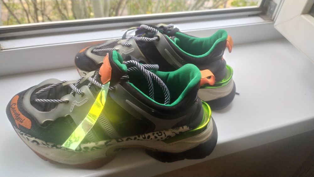 Кроссовки женские модные.