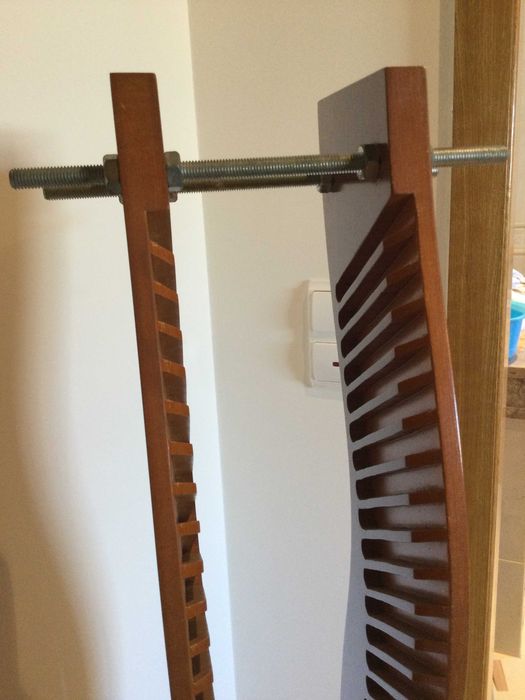 Porta CDs em madeira e metal - capacidade para 53 CDs