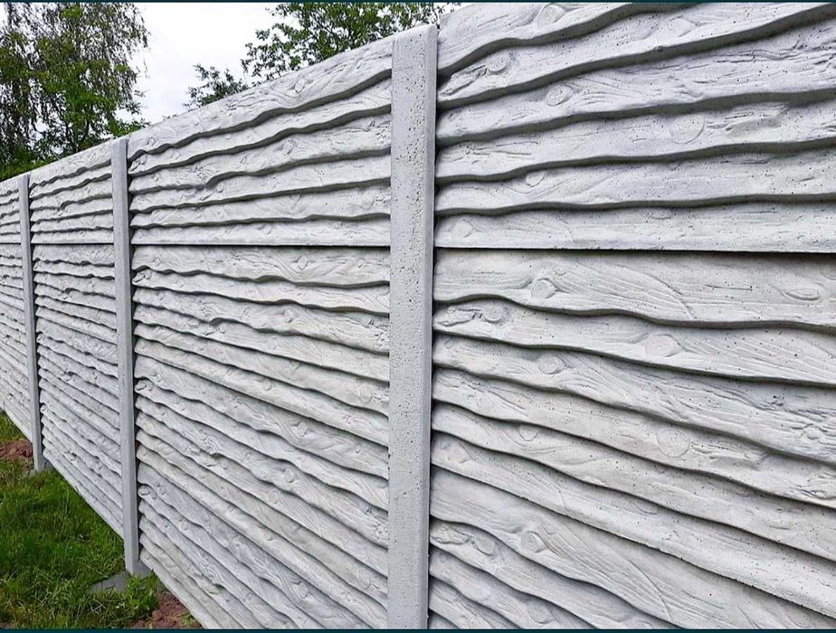 Залізобетонний забор, паркан. Огорожі. Ворота. Бетонні стовпи.