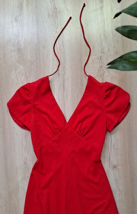 Piękna czerwona sukienka maxi z bufkami vintage