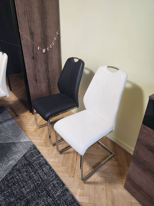 dwa białe krzesła z Agata Meble