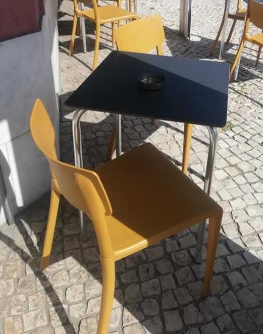 Conjunto mesa e cadeiras