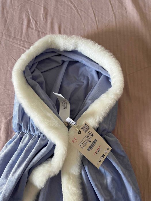 Capa Rainha das Neves Zara azul com capuz e pelo, 6-14 anos, nova