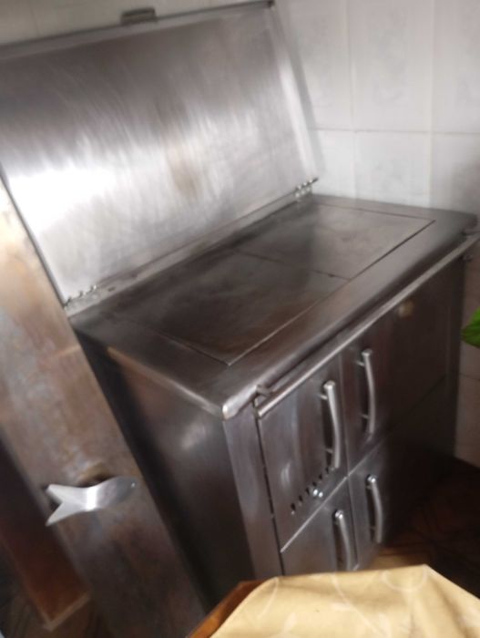 Fogão a lenha com pouco uso