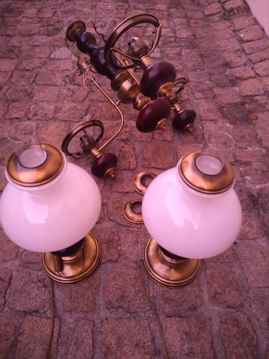 Conjunto de candeeiros, teto e mesinhas de cabeceira
