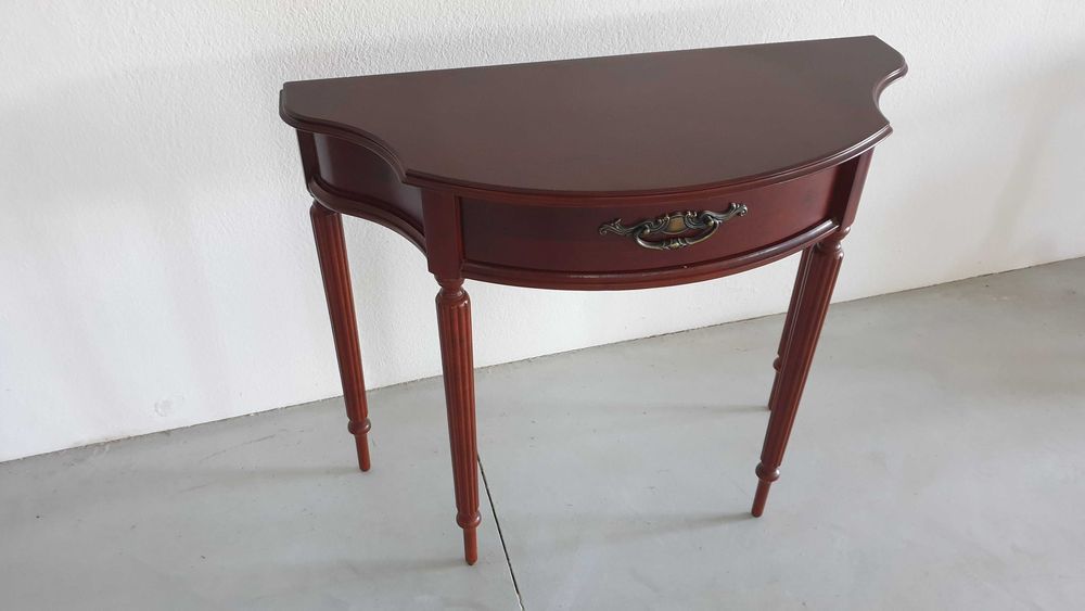 Consola em Madeira Estilo Britânico - Charme Clássico para o Seu Lar