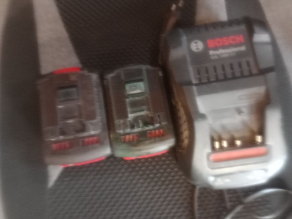 Sprzedam 2 baterie bosch plus ładowarka