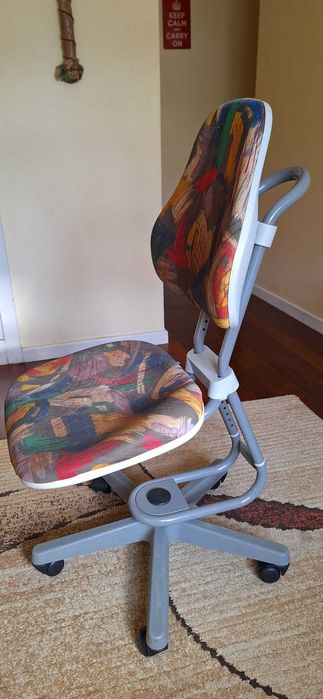 secretária ergonómica com cadeira e candeeiro