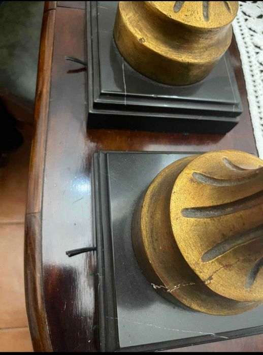 Candeeiros (2) espetaculares moldados em gesso de alabastro com acabamento em folha de ouro 24k e base em granito maciço preto.