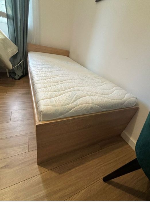 Łóżko z materacem