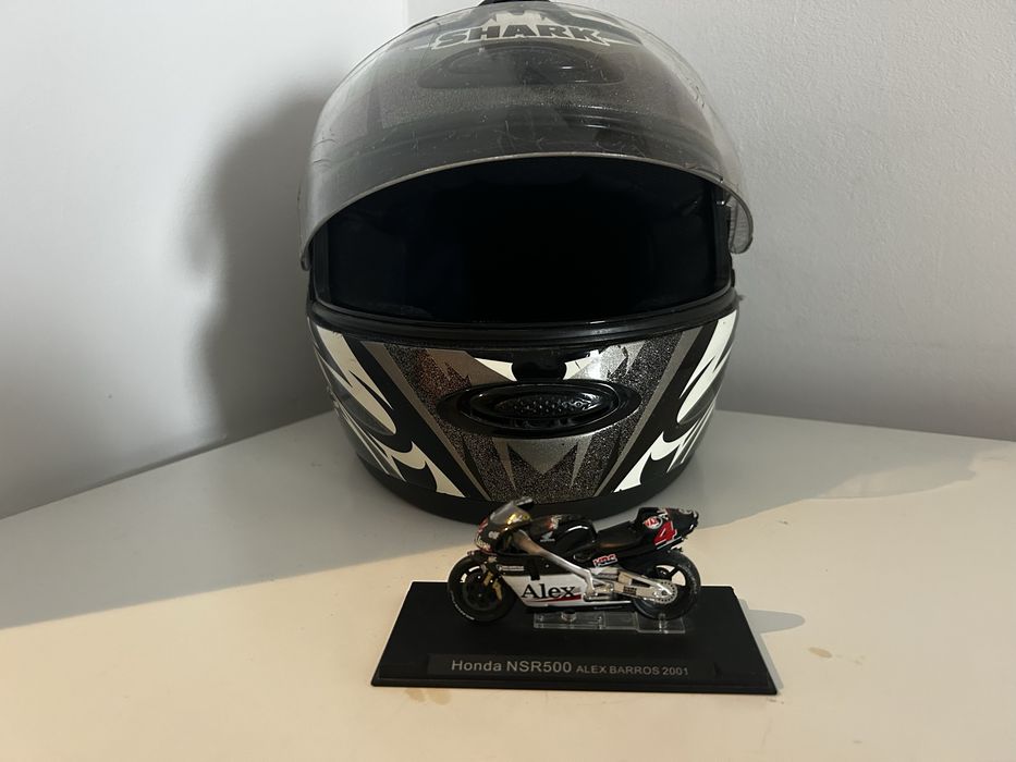 Capacete e replica moto Alex Barros para colecionadores