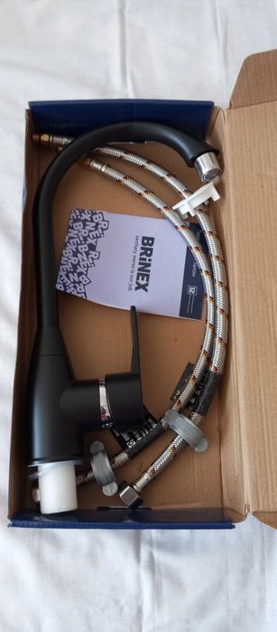 Змішувач на кухню новий та два шланги в комплектіі