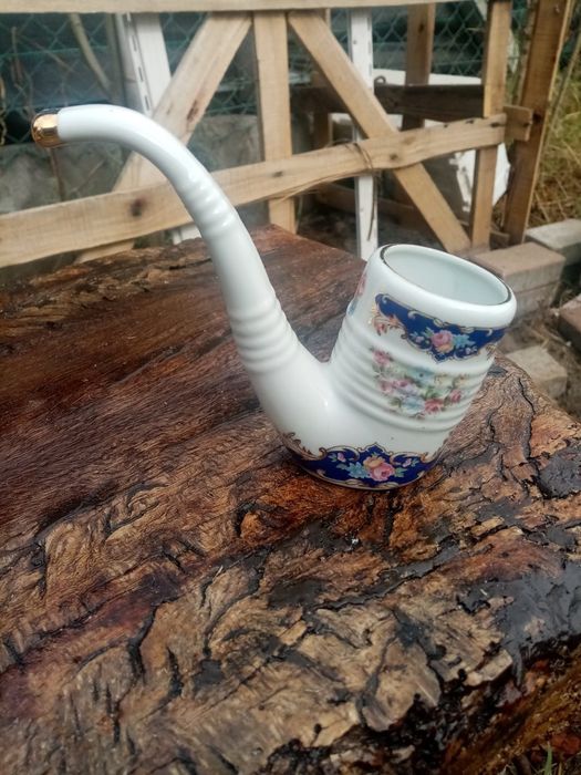 Cachimbo em porcelana, com motivos florais,