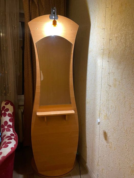 Шкаф с зеркалом. Крутящийся шкаф. Трюмо