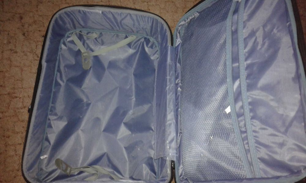 Czarna walizka na kółkach