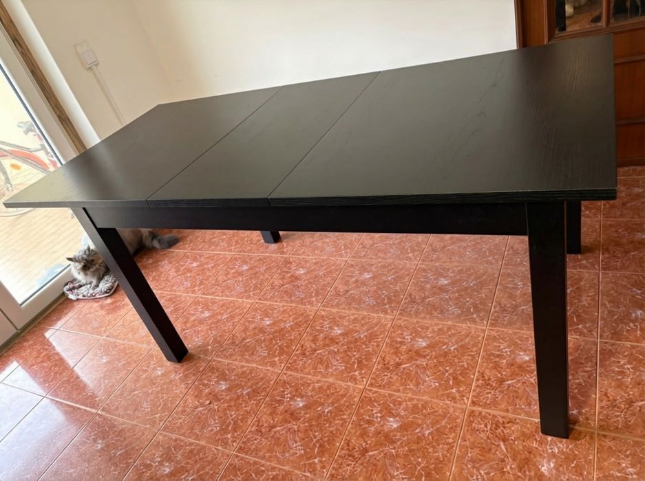 Vendo mesa IKEA extensiva com 4 cadeiras.