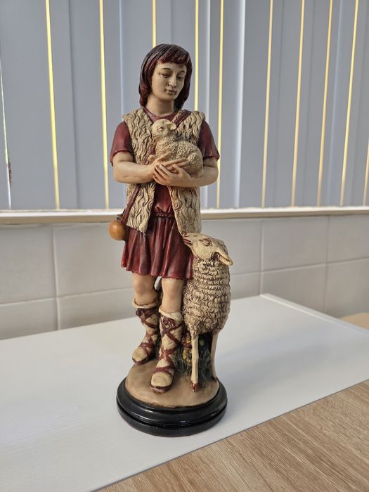 Estatueta "Jovem Pastor com Ovelhas" em Marfinite – Pintada à Mão