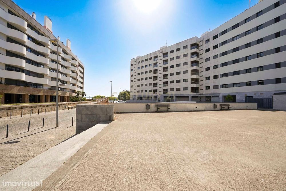 T2 Premium com Suíte, Varanda e 2 Lugares de Garagem | Parque das Naçõ