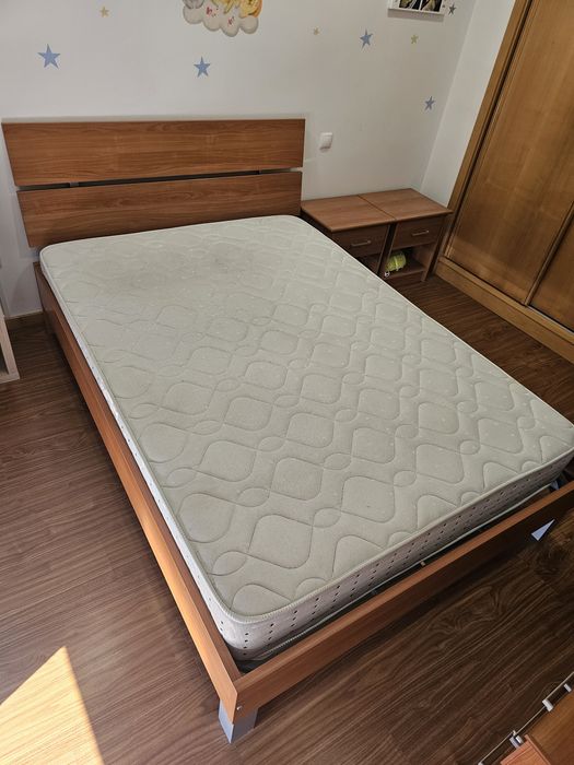 Cama de casal 140x195 em bom estado. Colchão e mesinhas de cabeceira incluídos