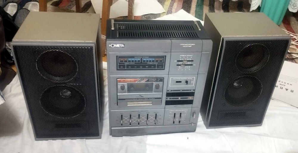 Кассетный стереомагнитофон Комета 225 С-2 + 2 колонки 15W + 20 кассет
