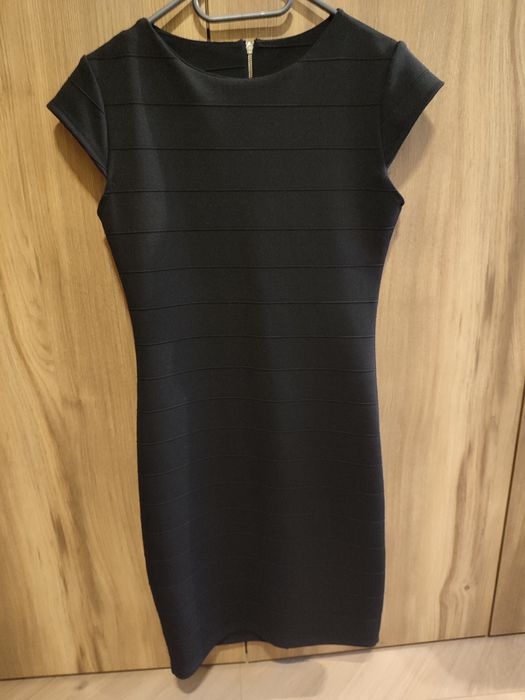Mała czarna ołówkowa bandażowa sukienka