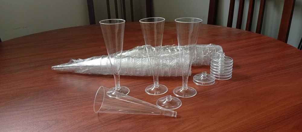 190 plastic flutes.485106965294632961