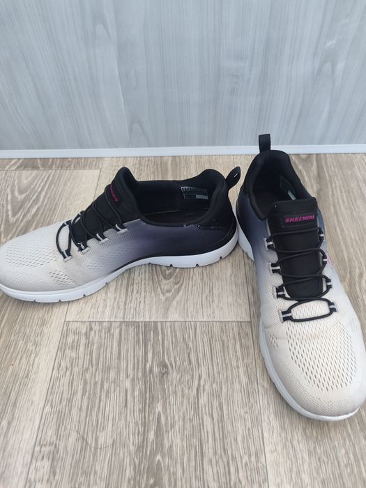 Продам женские кроссовки Skechers