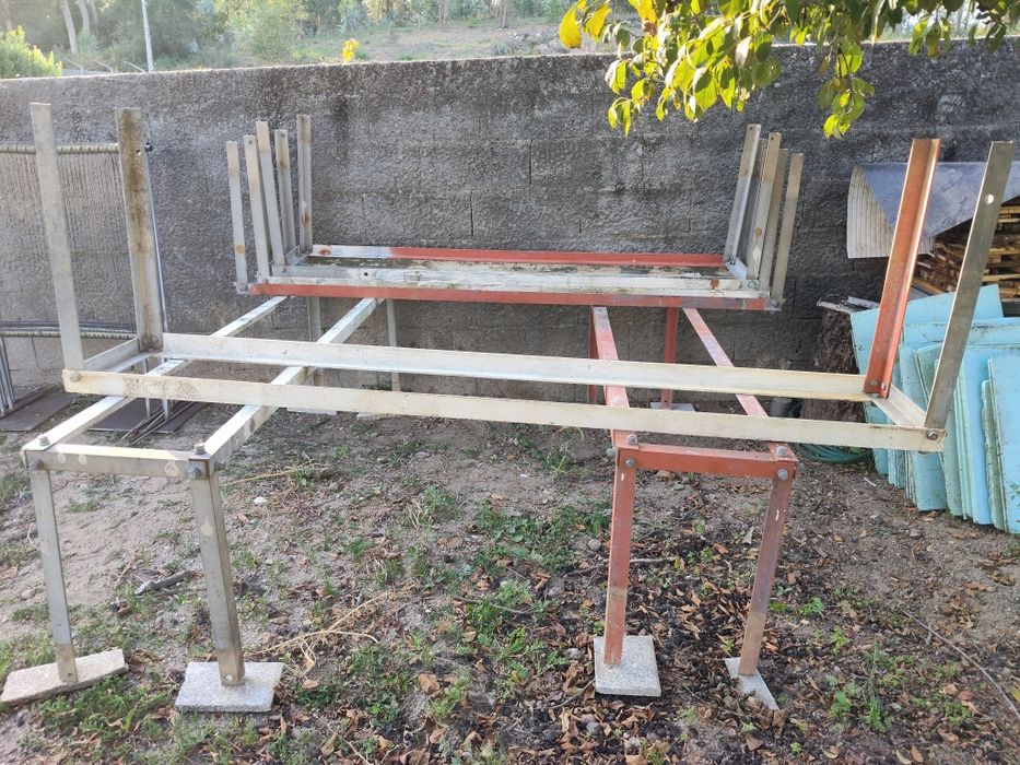 Colmeias, prensa, meias alças, quadros, arpas, painel solar entre muito outros materiais apícolas