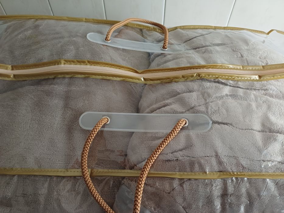 Coberta cama de casal +4 almofadas. 15 euros.