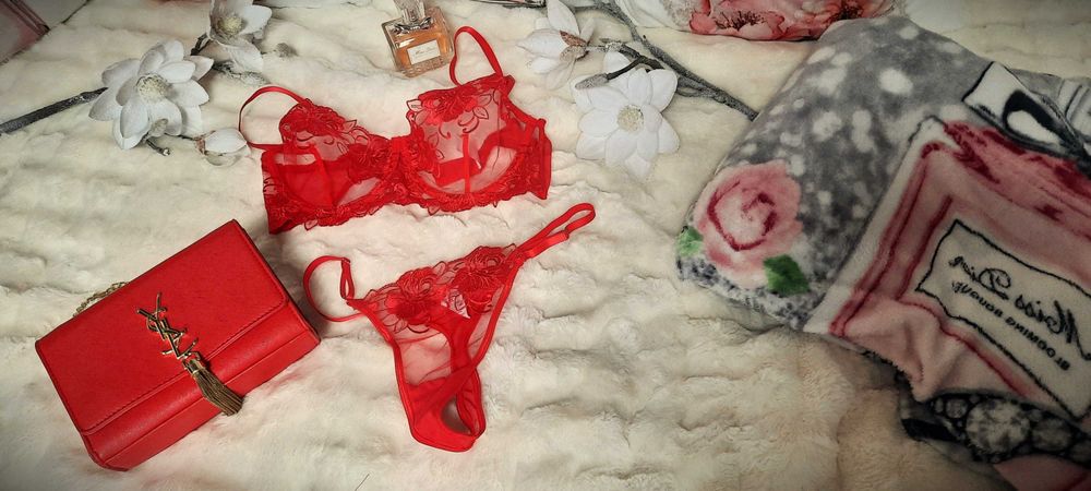 komplet bielizny czerwony różany stanik stringi