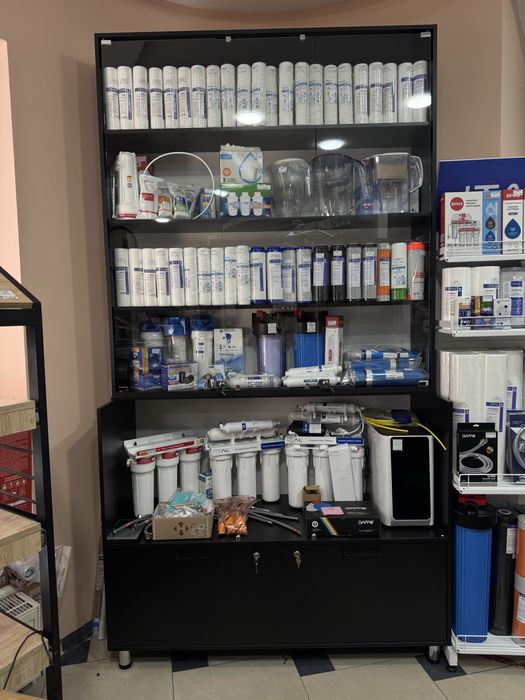 Вітрина шафа нова в використанні 4 місяці